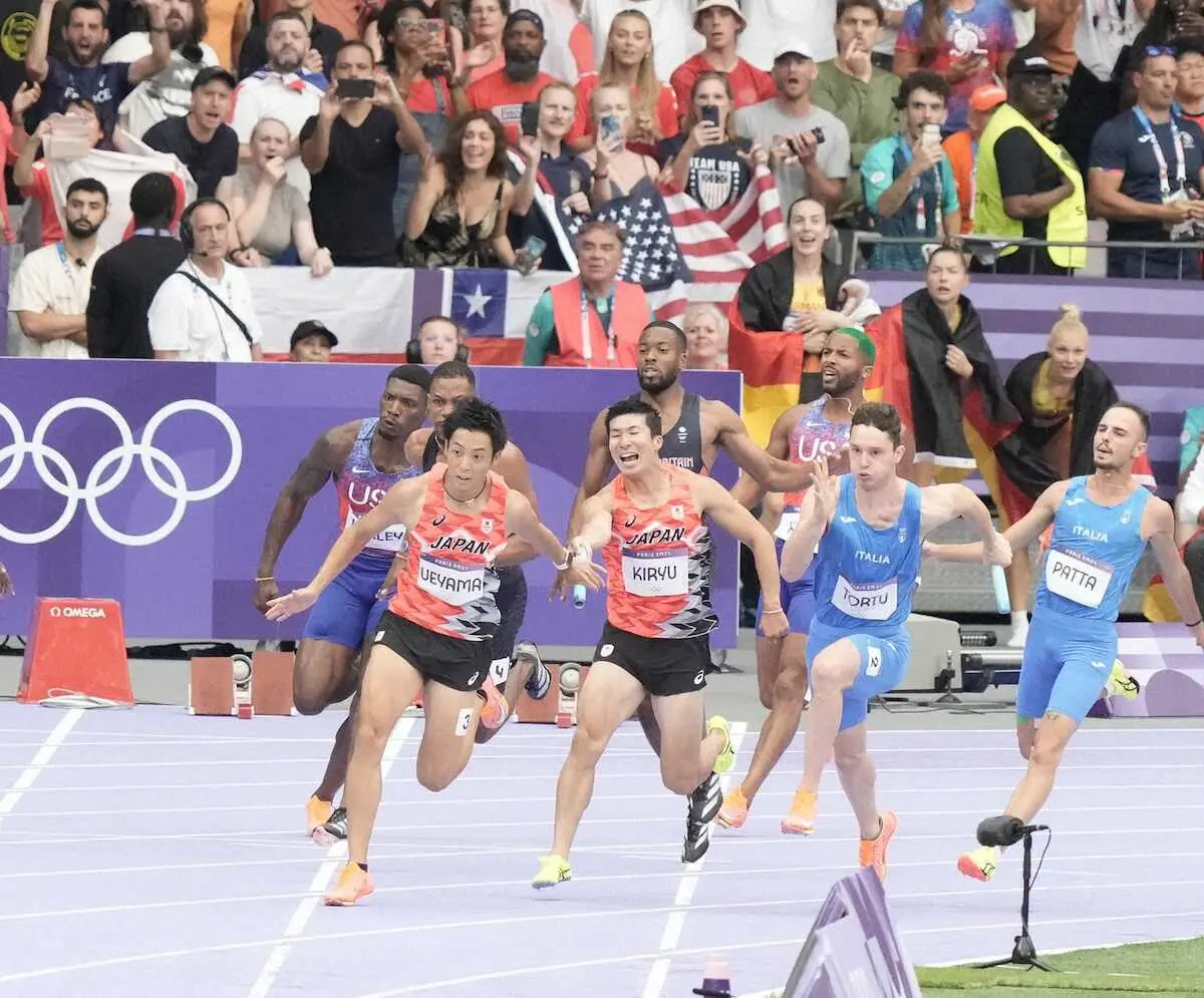 ＜パリ五輪・陸上男子4X100メートルリレー決勝＞3走・桐生からアンカー上山へのバトン（撮影・岡田　丈靖）