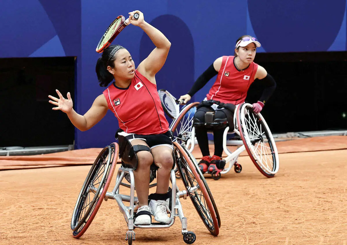 【画像・写真】　女子ダブルス準決勝　プレーする上地結衣（手前）、田中愛美組＝パリ（共同）