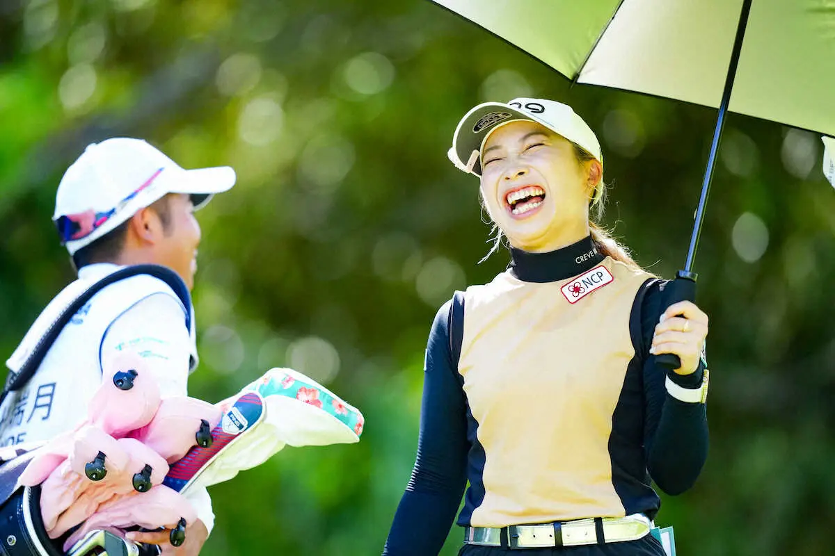 【画像・写真】＜ソニー日本女子プロ選手権2日日＞5番、ティーショットを放ち笑顔で移動する大出瑞月（撮影・会津　智海）