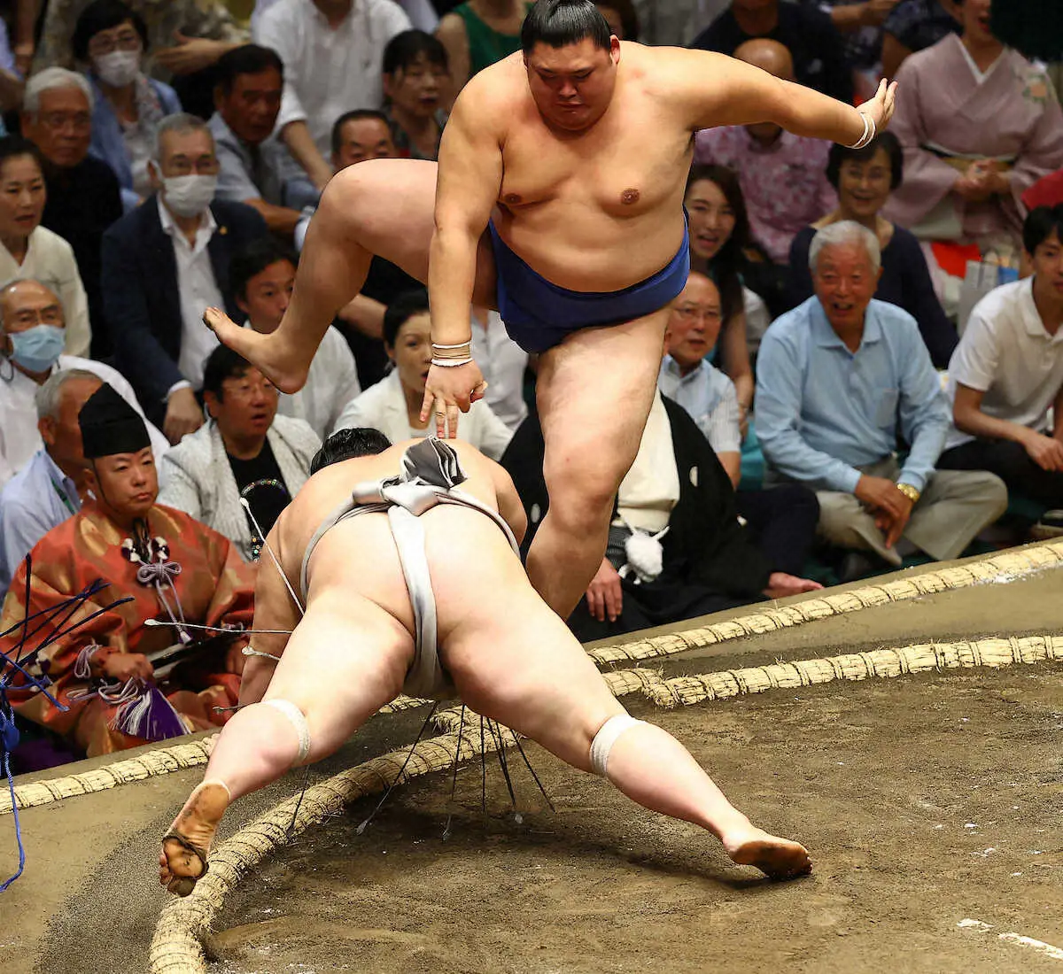 【画像・写真】＜大相撲秋場所初日＞大の里（右奥）に叩き込みで敗れる熱海富士（撮影・松永　柊斗）