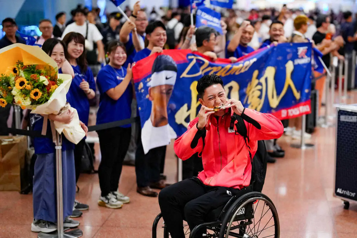 パリパラ金・小田凱人“凱旋”に10台超えるテレビカメラ、ファンが出迎え祝福　笑顔でメダルかむパフォも