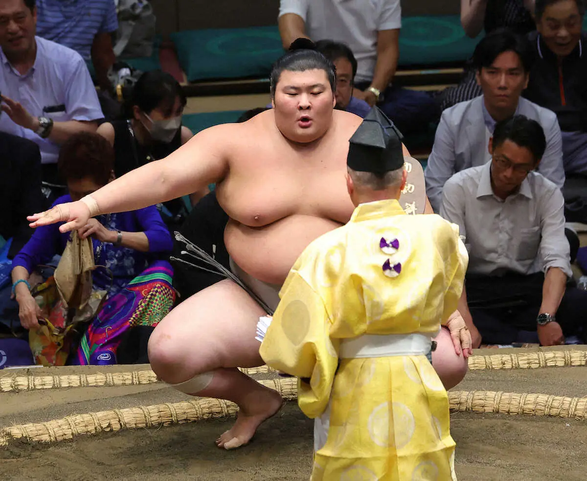 【画像・写真】＜大相撲秋場所3日目＞勝ち名乗りを受ける熱海富士（撮影・藤山　由理）