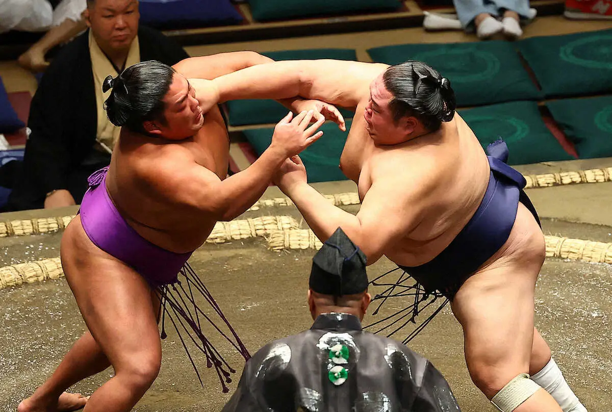 【画像・写真】十両・尊富士が4連勝　友風のはたきを警戒して冷静な対応「もともと連勝とか考えていない」