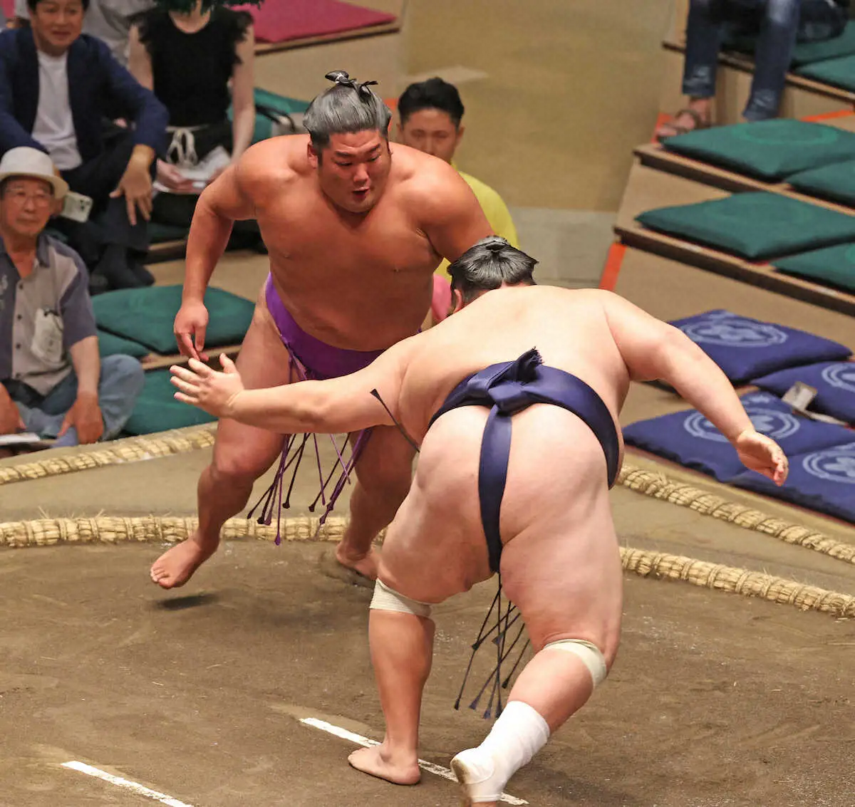 【画像・写真】十両・尊富士が4連勝　友風のはたきを警戒して冷静な対応「もともと連勝とか考えていない」