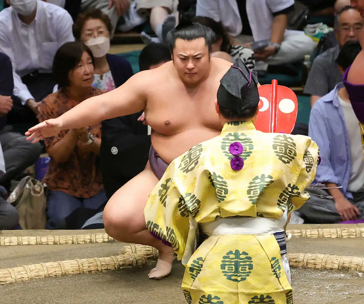 【画像・写真】勝ち名乗りを受ける翔猿（撮影・藤山　由理）