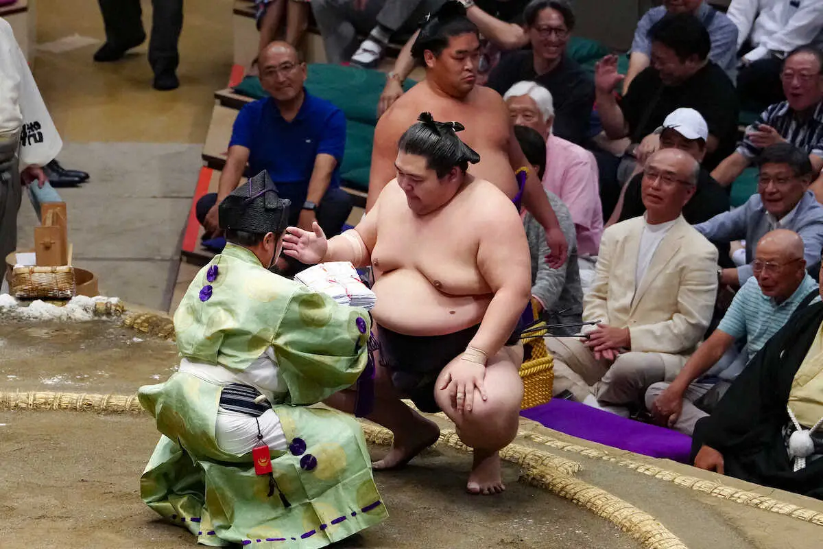 王鵬　横綱の孫対決を制す　琴桜に5度目挑戦で初勝利　王鵬は大鵬、琴桜は同じしこ名の横綱の孫