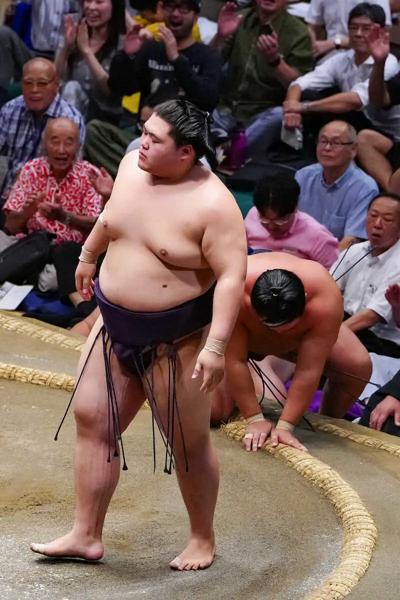 王鵬　元横綱の孫の次はおい　「待ってるくらい」　豊昇龍の掛け投げを見透かす　連日の結びで勝ち名乗り