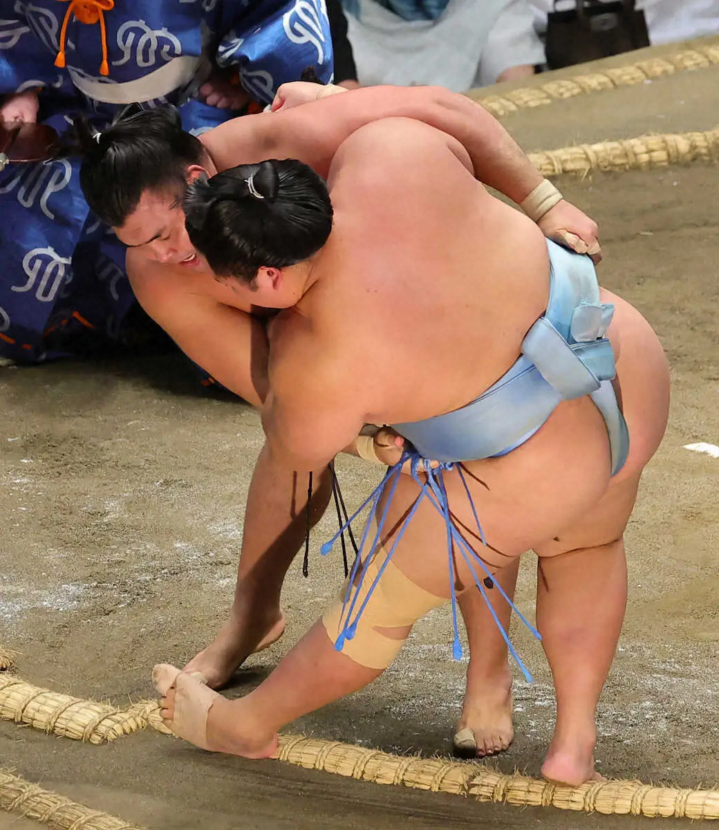 【画像・写真】大の里　平戸海との同学年対決制し単独首位7連勝！　追う霧島1敗キープ　琴桜は前半戦で2敗目