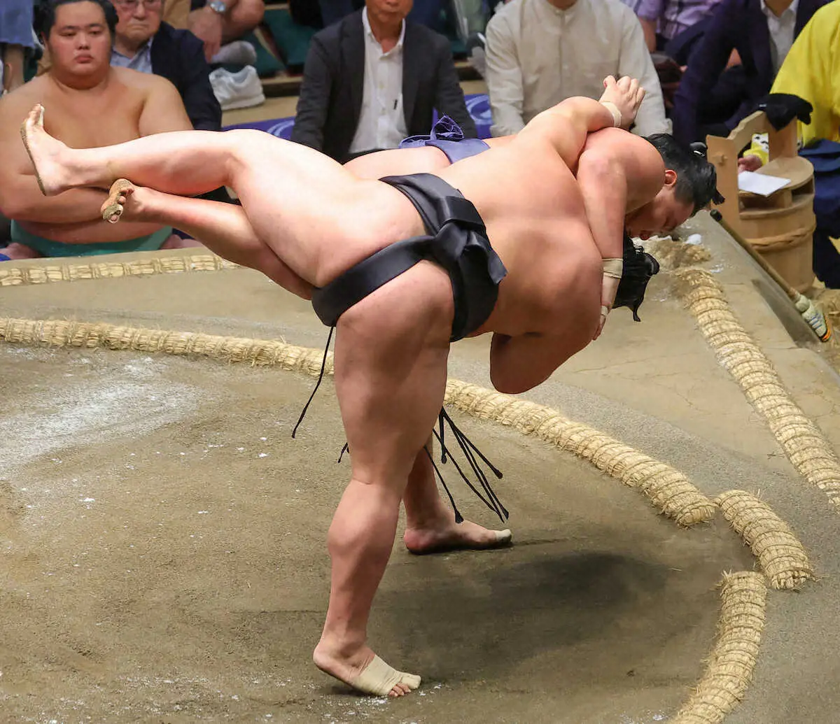 【画像・写真】大の里　無傷の8連勝でただ1人中日勝ち越し！　追う霧島は宇良を押し倒し1敗死守　琴桜は連敗免れ6勝目