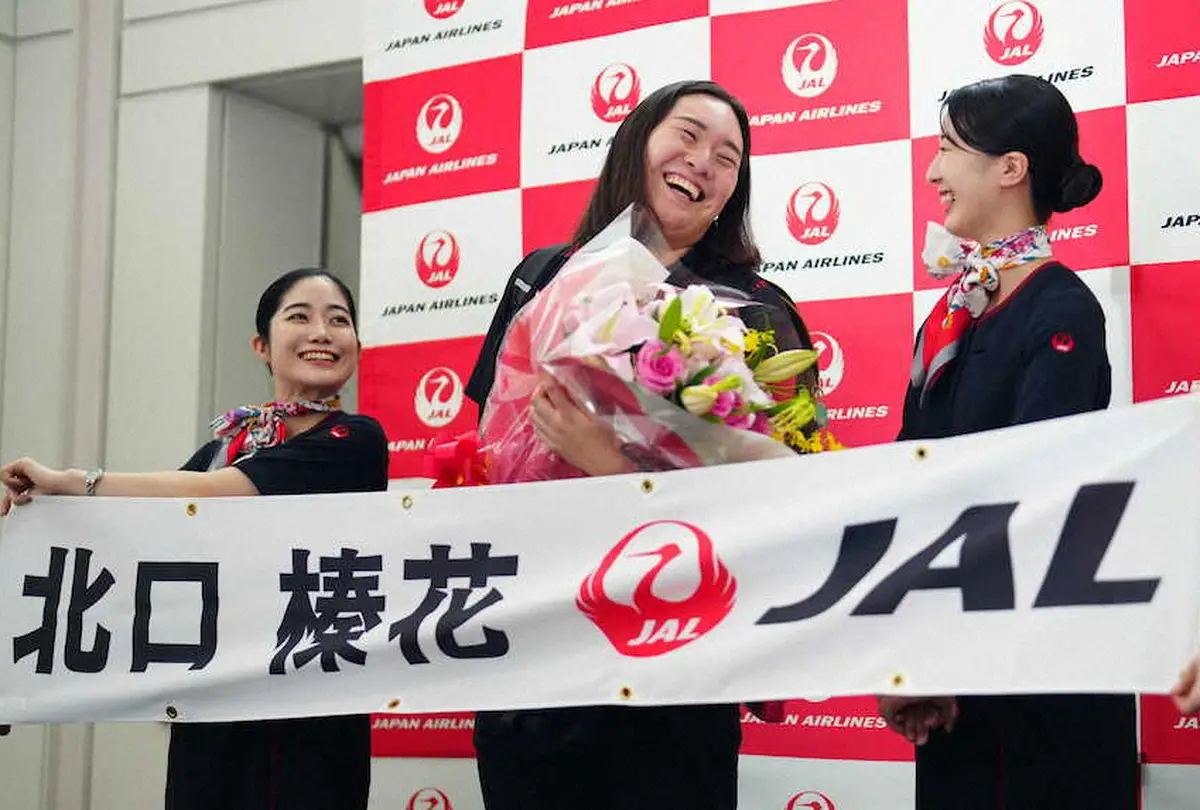 【画像・写真】帰国した北口榛花（左から2人目）は日本航空の職員に祝福される（撮影・小海途　良幹）