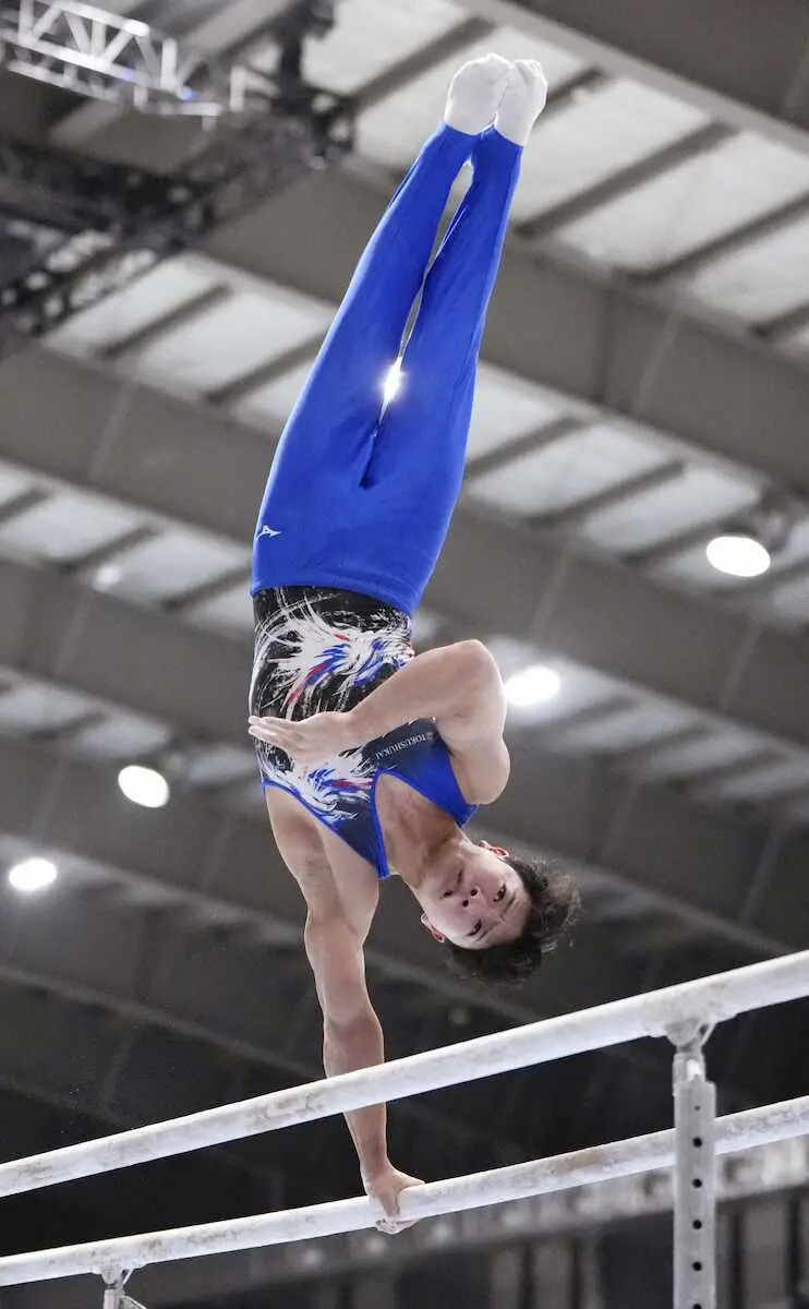 【体操】五輪メダリスト岡慎之助　平行棒で圧勝V 鉄棒は杉野が制す