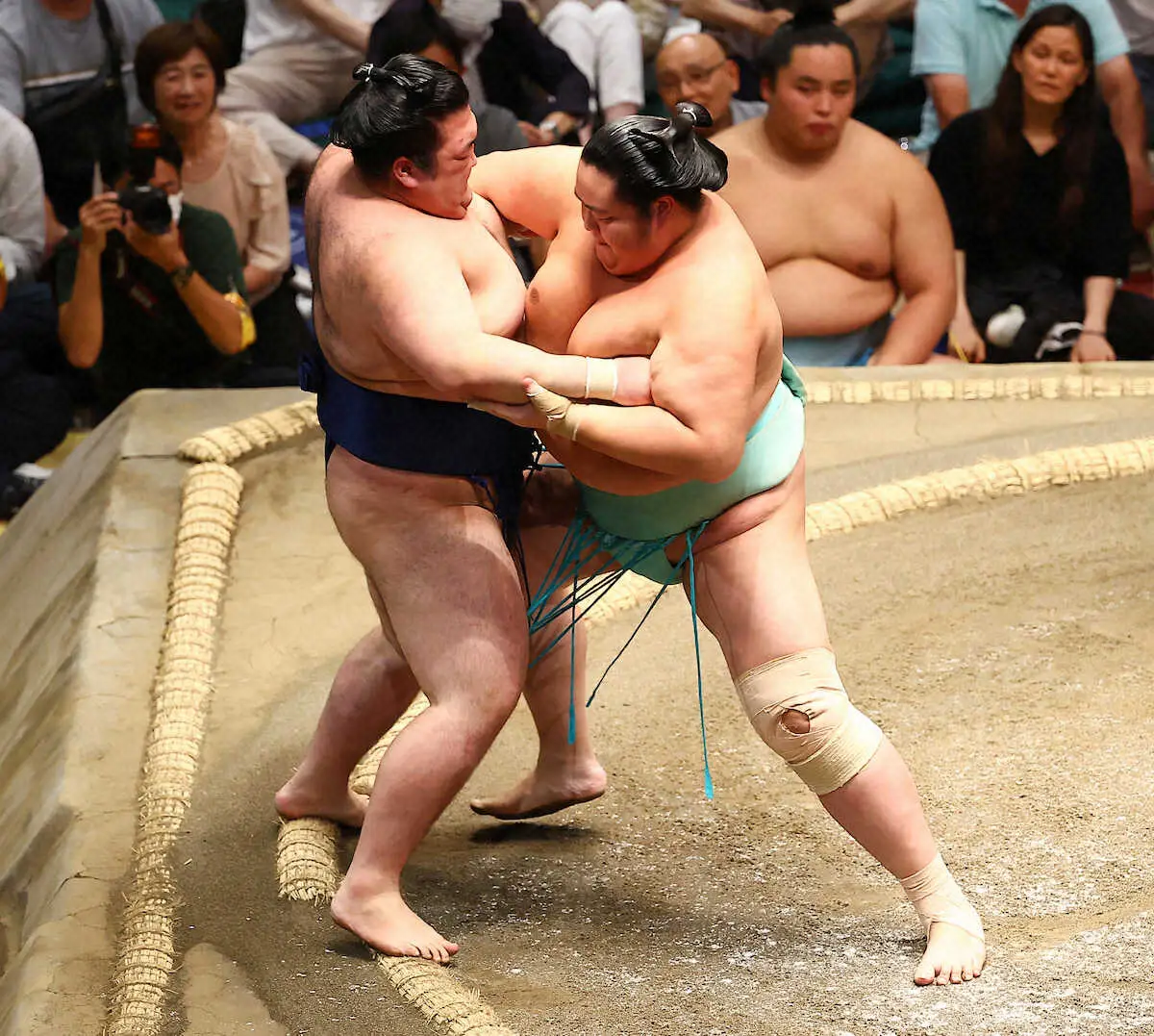 【画像・写真】大の里10連勝　大関・琴桜は連敗逃れ7勝目、勝ち越し王手　豊昇龍は琴勝峰を押し倒し4連勝