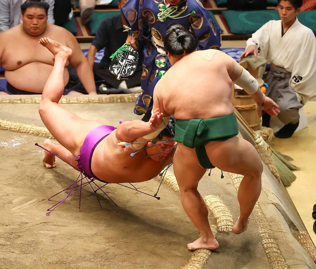 【画像・写真】十両・東白龍が全勝の尊富士破った！「どう考えてもあれしかない」狙い通りの必殺技で“殊勲”の星