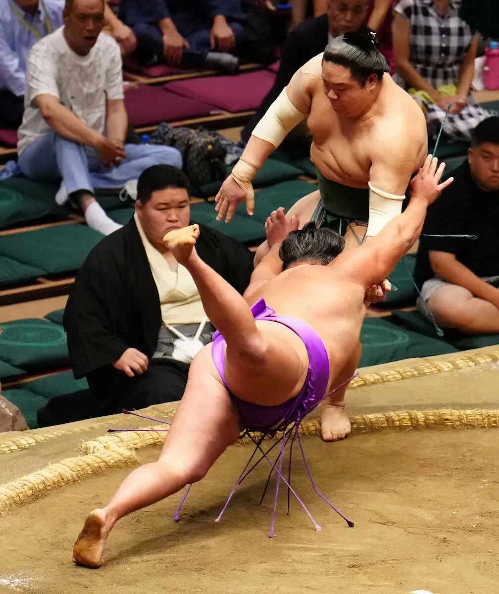 【画像・写真】十両・東白龍が全勝の尊富士破った！「どう考えてもあれしかない」狙い通りの必殺技で“殊勲”の星