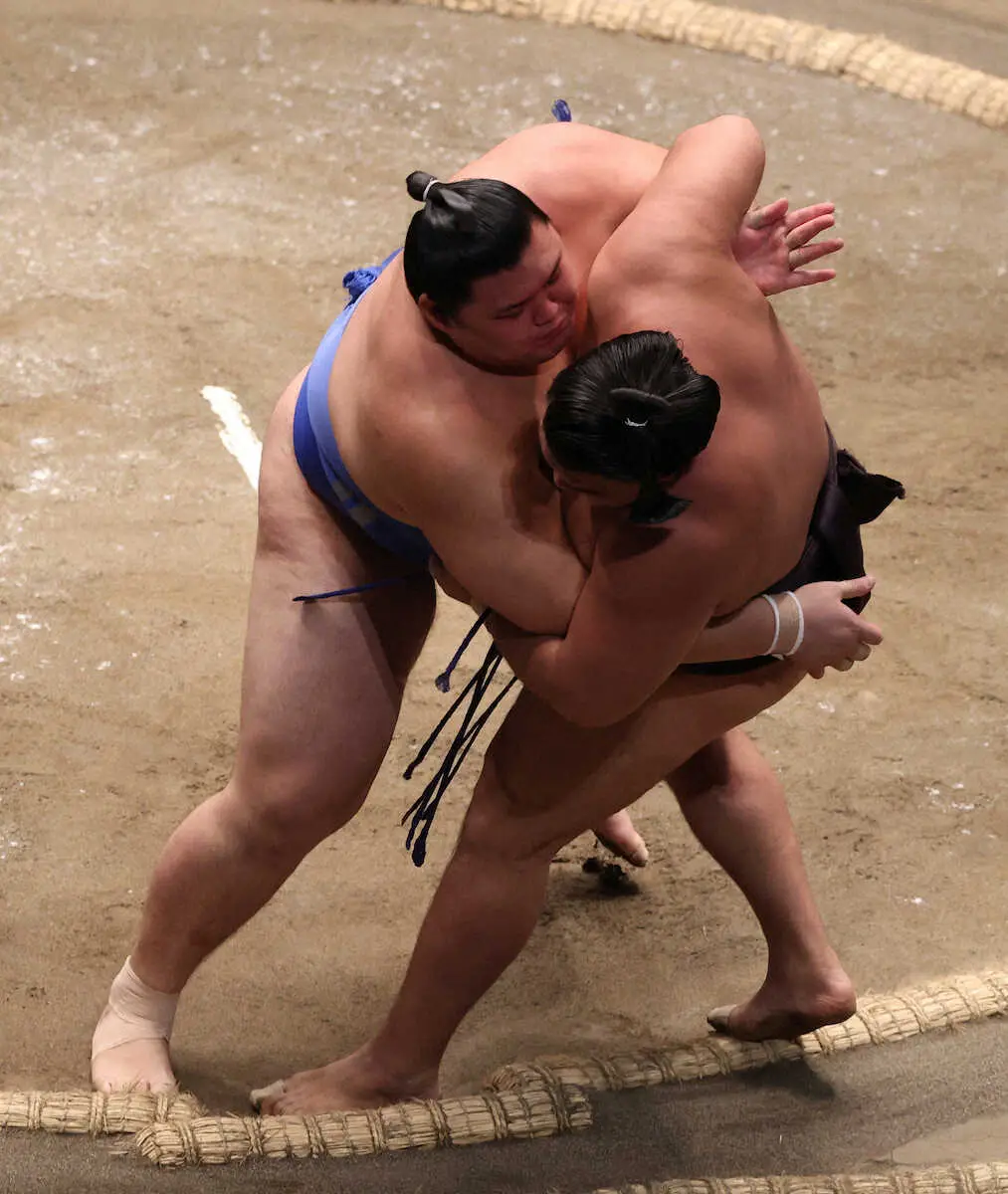 【画像・写真】寄り切りで霧島を破る大の里（左）＝撮影・大城　有生希