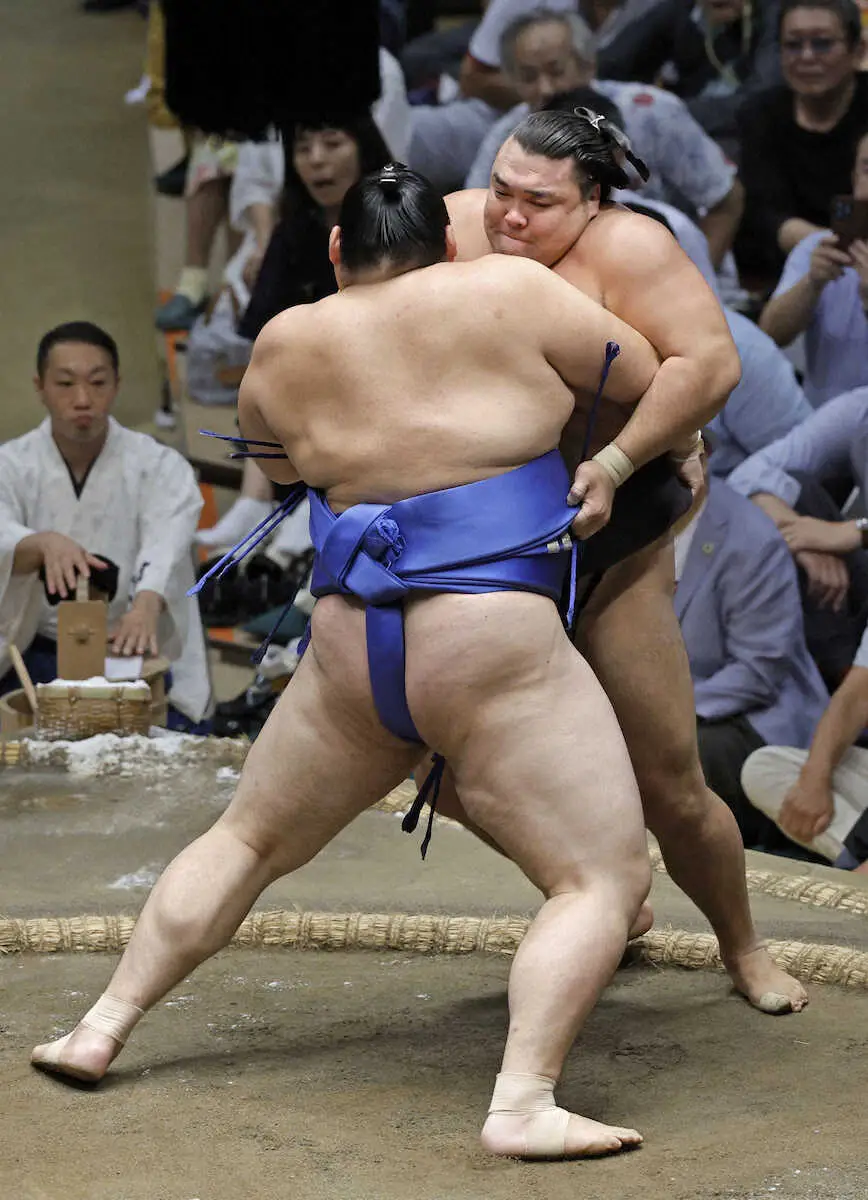 【画像・写真】霧島（奥）が大の里に寄り切られる＝