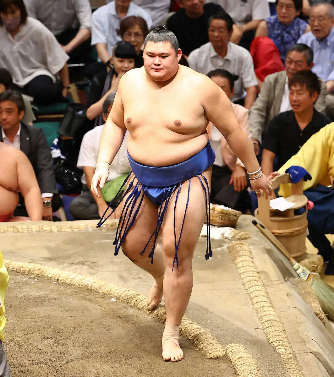 【画像・写真】＜大相撲秋場所11日目＞物言いの末、琴勝峰を押し出しで破った大の里（撮影・松永　柊斗）