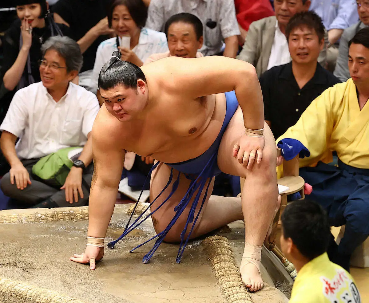 【画像・写真】＜大相撲秋場所11日目＞物言いの末、琴勝峰を押し出しで破った大の里。背後にはおぼん・こぼんのおぼんの姿も（撮影・松永　柊斗）