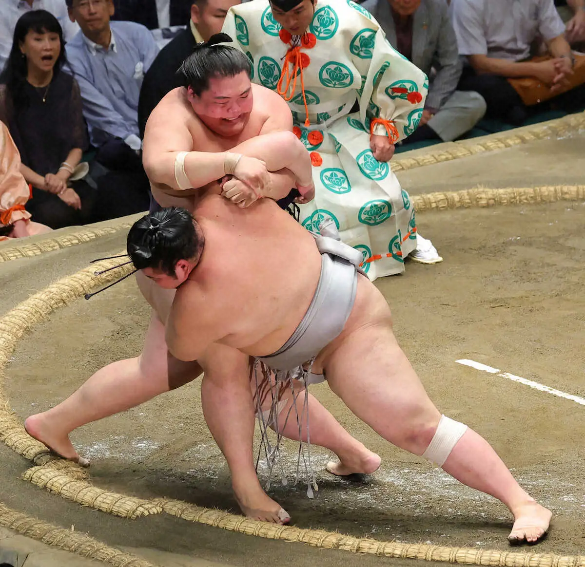 今場所2大関を撃破した王鵬が勝ち越し　熱海富士を肩すかしで破る