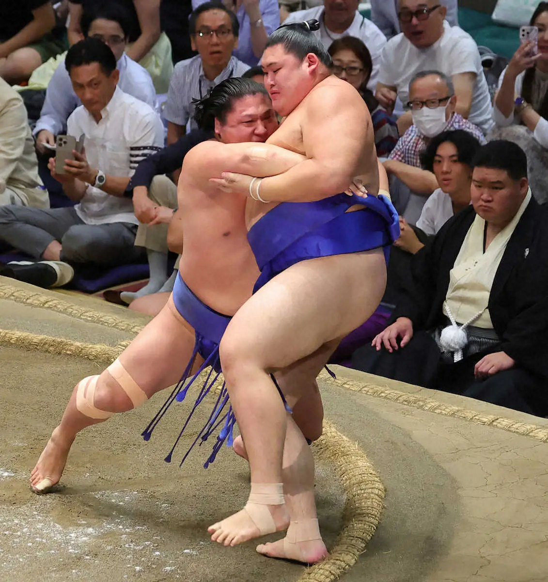 【画像・写真】大の里12連勝ならず…国技館騒然　若隆景に敗れ呆然　逆転で寄り切られる