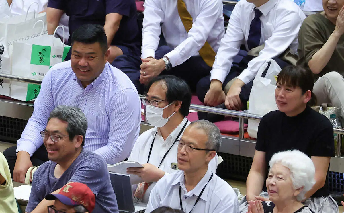 【画像・写真】観戦した大の里の父・知幸さん(後列左)と母・朋子さん