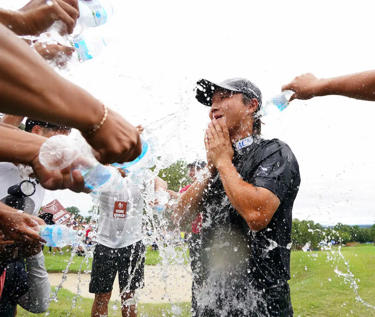 【画像・写真】優勝した平田憲聖はツアー仲間からウオーターシャワーを浴びる（撮影・井垣　忠夫）