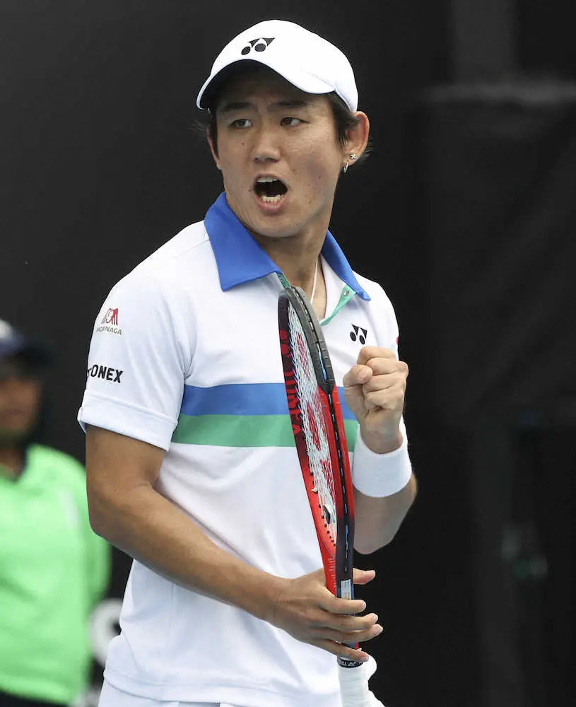 西岡が3時間12分の激戦を制して5年ぶりの2回戦進出　勝利の瞬間に足がけいれん