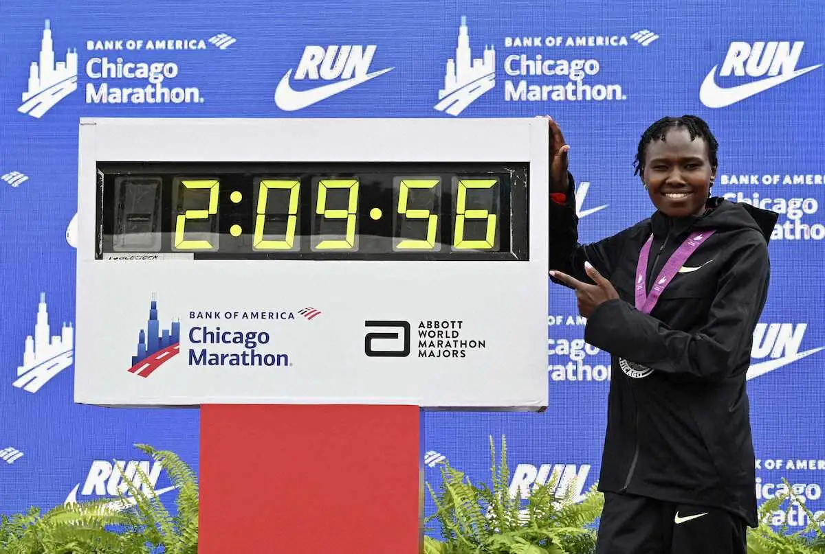 女子マラソン史上初の2時間10分切り　シカゴ・マラソンで30歳チェプンゲティッチがV