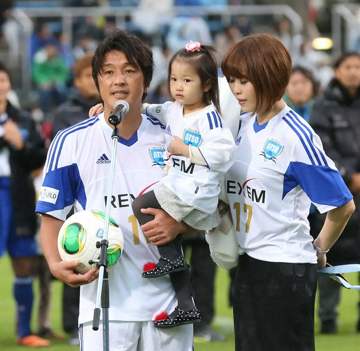 【画像・写真】13年、引退試合で長女の由楽さん（中央）を抱きかかえ、夕魅夫と一緒にあいさつをする三浦淳宏氏