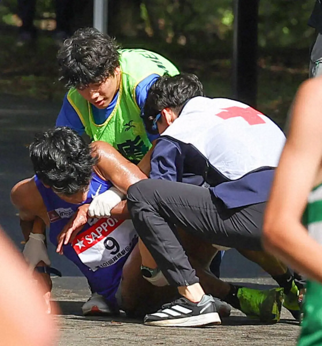 【画像・写真】ゴール手前で倒れ込む東海大のロホマン・シュモン（左）