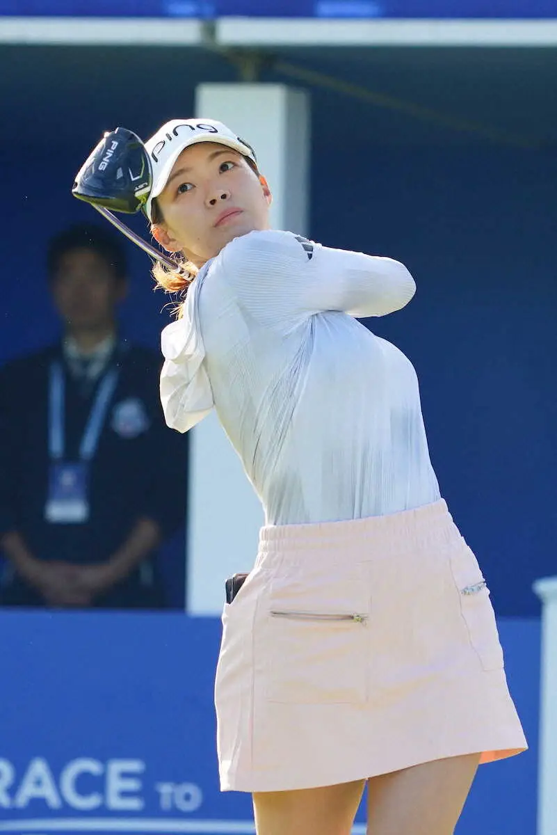 【画像・写真】1番、ティーショットを放つ渋野日向子（撮影・井垣　忠夫）