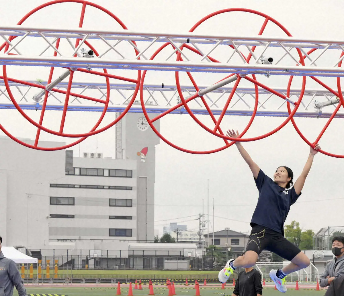 【画像・写真】近代五種の新種目、障害物レースの練習をする梅村華苗