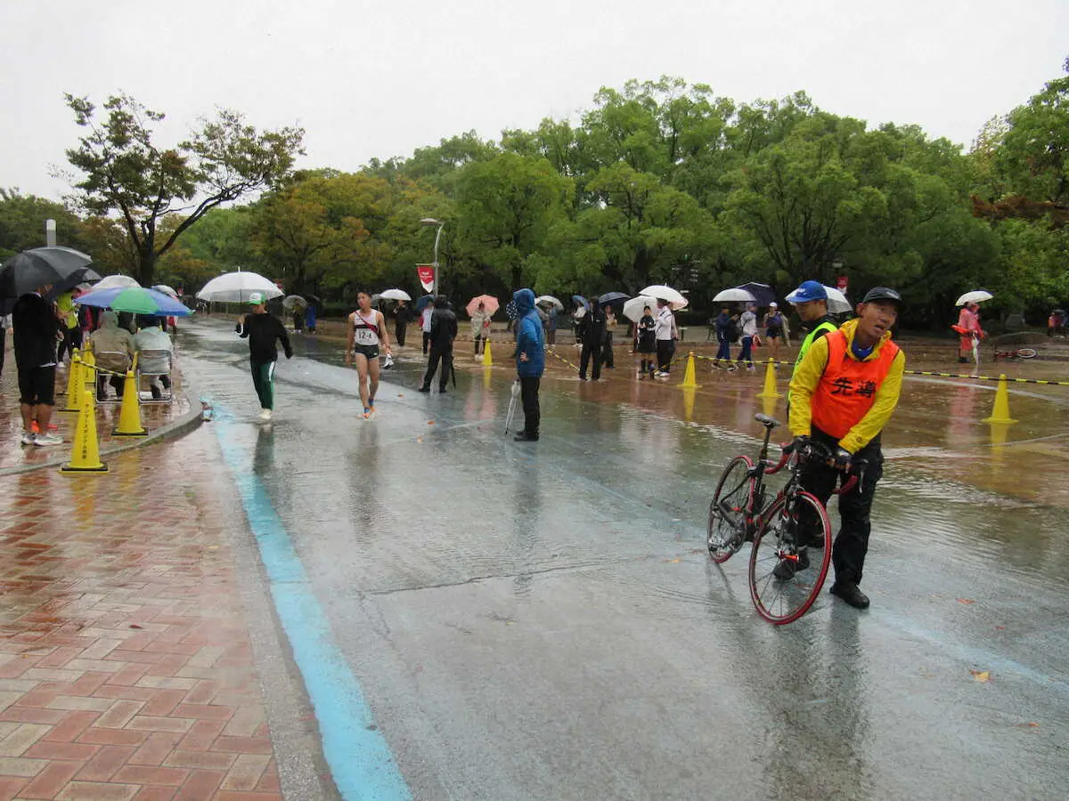 大阪高校駅伝　男子はレース途中に異例の中止！大雨警報下でコース冠水　5日に4区から再開