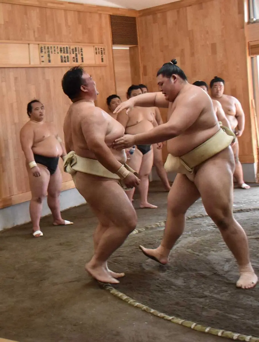 【画像・写真】2カ月ぶりに「師弟三番稽古」が実現！稀勢の里対大の里は新大関が7勝5敗